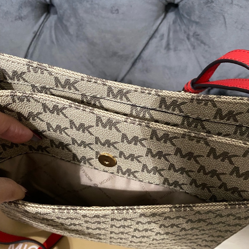 😍 Michael Kors LG MESSENGER Crossbody sangria - Picture 4 of 7